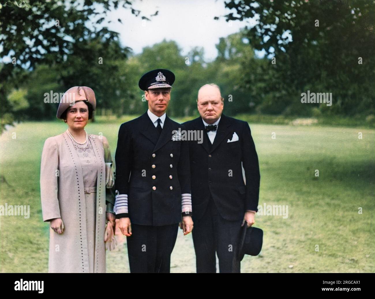 El primer ministro británico en tiempos de guerra, Winston Churchill, fotografió con el rey Jorge VI y la reina Isabel en el Palacio de Buckingham en septiembre de 1940 después de que el Palacio hubiera sido dañado por las bombas alemanas durante el Blitz. Foto de stock