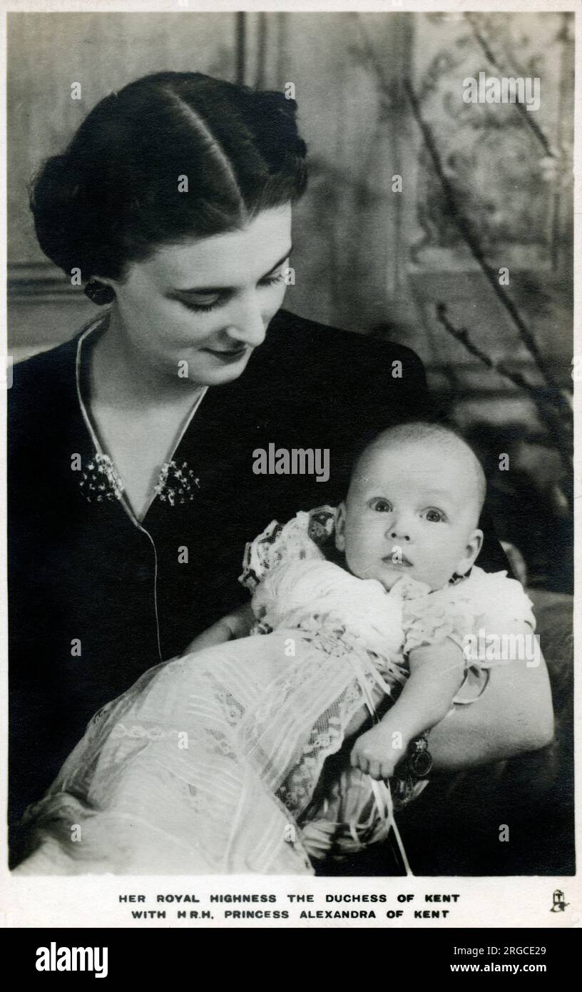 Una bebé princesa Alexandra, la Honorable Señora Ogilvy (Alexandra Helen Elizabeth Olga Christabel) (1936-), la hija del príncipe George, duque de Kent, y la princesa Marina de Grecia y Dinamarca (en la foto sosteniendo a su hija). Foto de stock