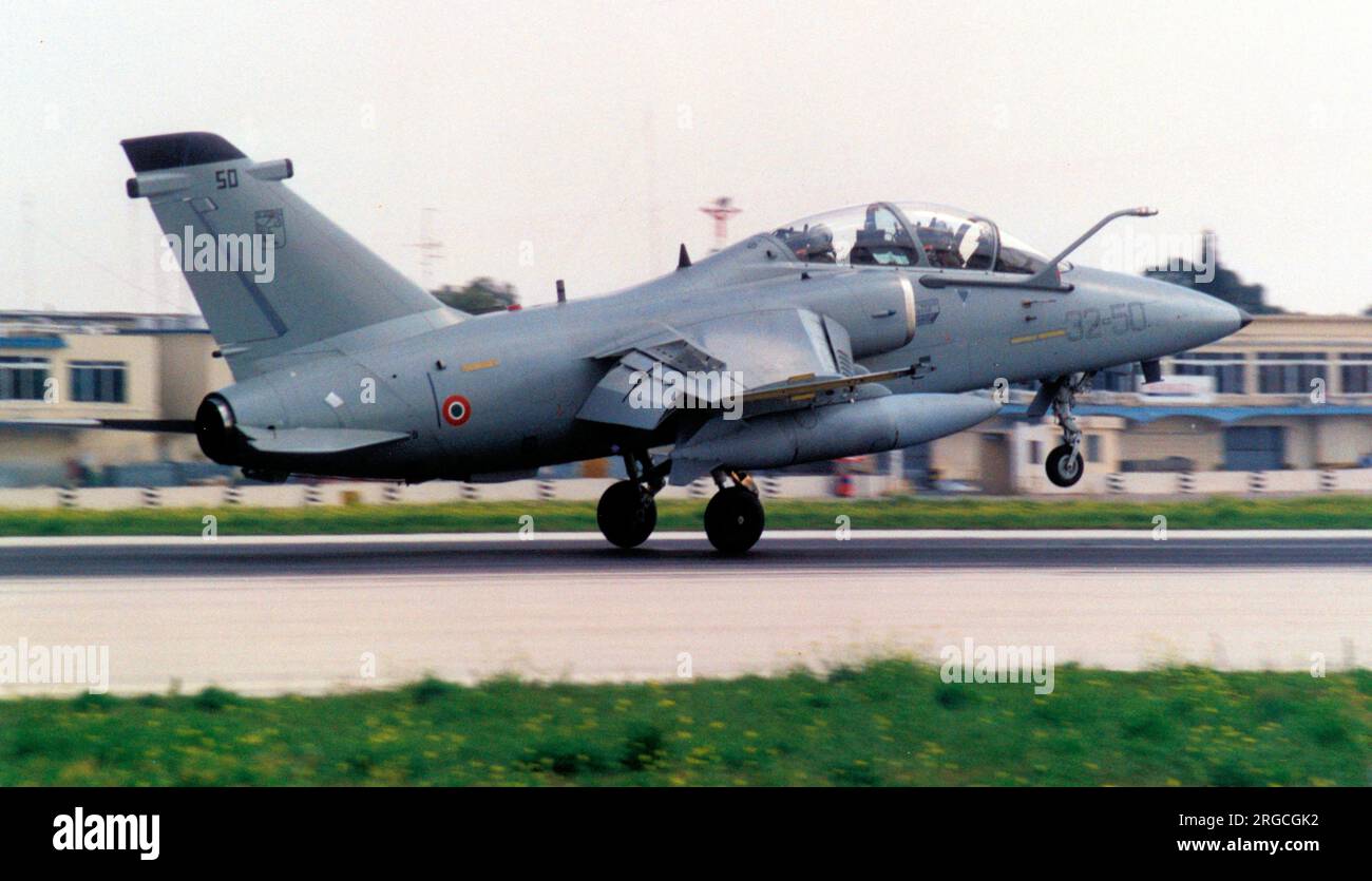 Aeronautica Militare Italiano - AMX INTERNATIONAL AMX-T MM55029 - 32-50 (msn IT006). (Aeronautica Militare Italiano - Fuerza Aérea Italiana) Foto de stock