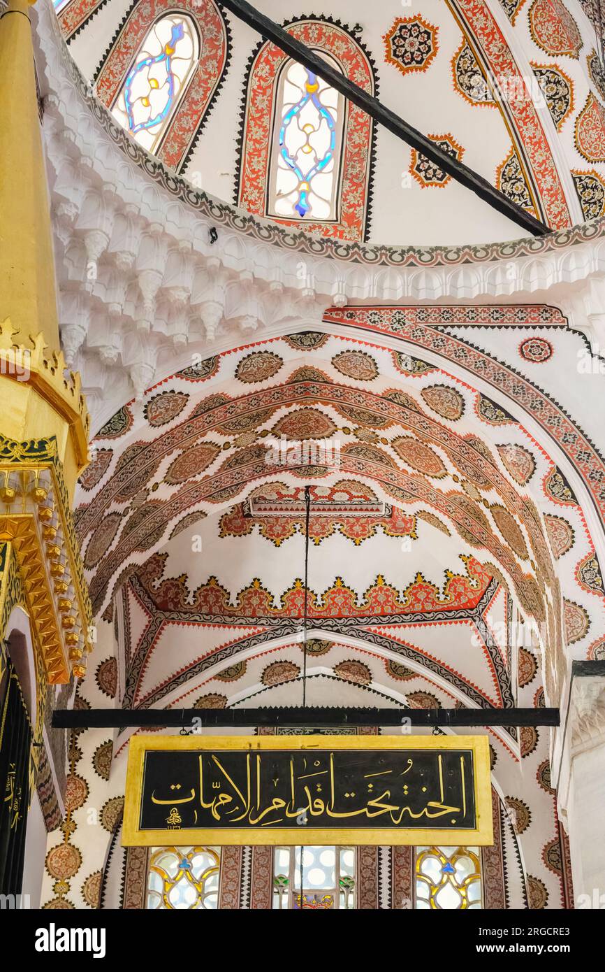 Estambul, Turquía, Türkiye. Mezquita Yeni Valide (anteriormente Valide-i Cedid Camii) Decoración de techo. Foto de stock