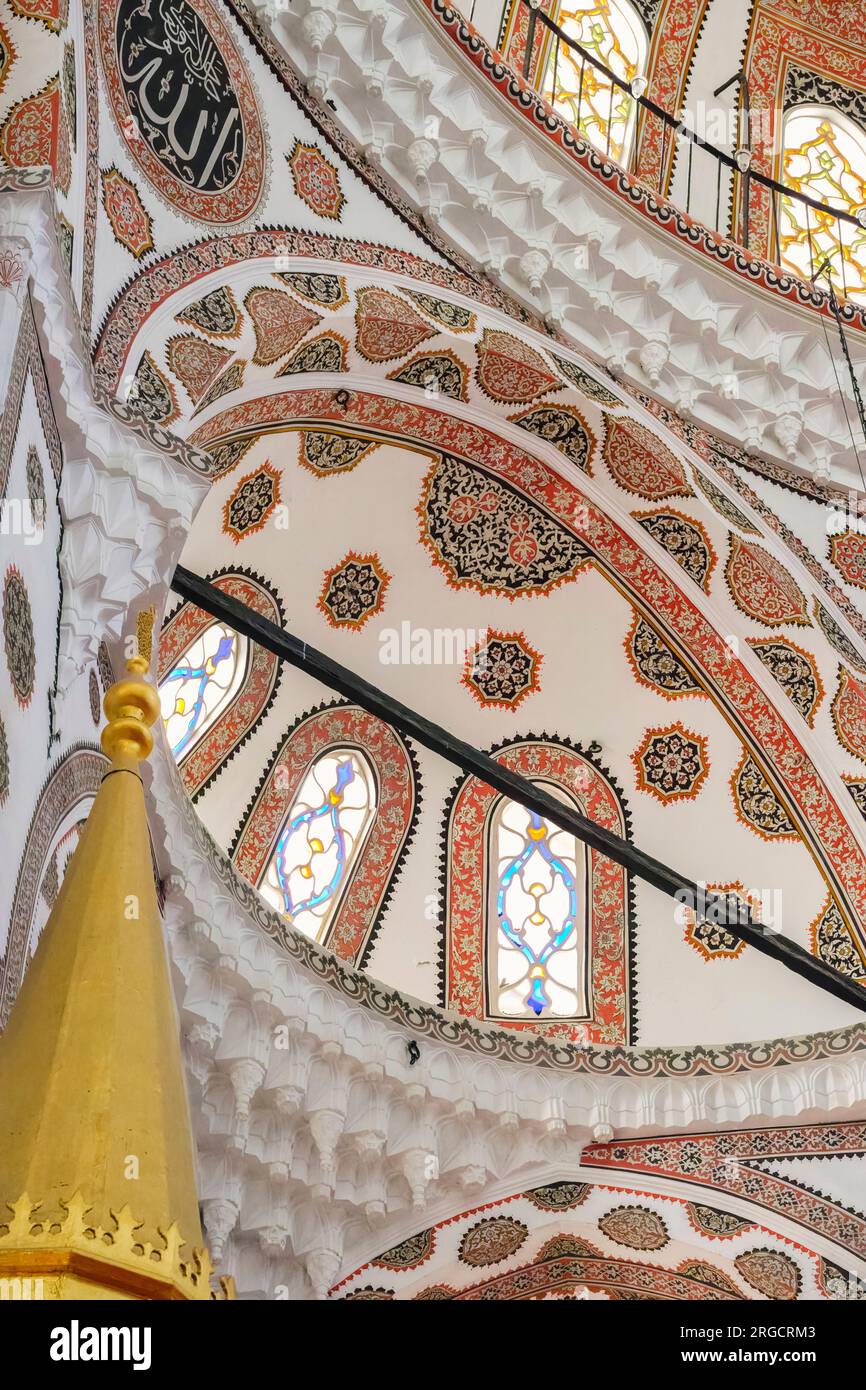 Estambul, Turquía, Türkiye. Mezquita Yeni Valide (anteriormente Valide-i Cedid Camii) Decoración de techo. Foto de stock