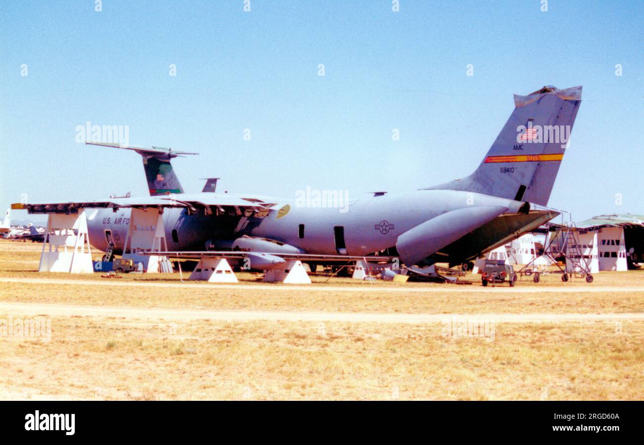 Fuerza Aérea de los Estados Unidos - Lockheed C-300-LM Starlifter 65-9410 (msn 6147), a la espera de ser puesto a disposición en la Base Aérea Davis-Monthan. Foto de stock
