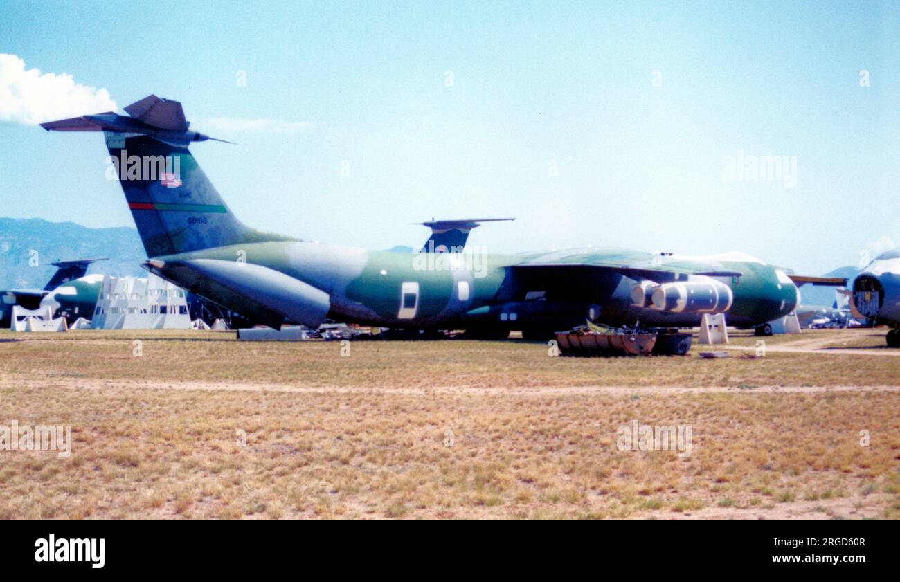 Fuerza Aérea de los Estados Unidos - Lockheed C-300-LM Starlifter 66-0188 (msn 6214), a la espera de ser puesto a disposición en la Base Aérea Davis-Monthan. Foto de stock