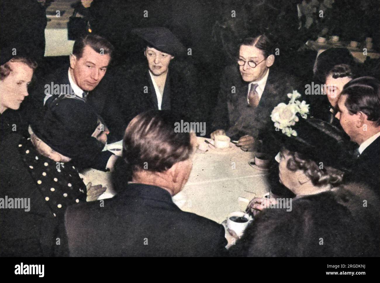 Un almuerzo en Londres de la Sociedad Anglo-Sueca para celebrar el centenario de Strindberg. El poeta T.S. Eliot presidió. De izquierda a derecha (de frente): Sra. Lundborg; Sr. Michael Redgrave; Miss E Sprigge; Sr. T.S. Eliot; Sra. Michael Redgrave (Rachel Kempson). Foto de stock