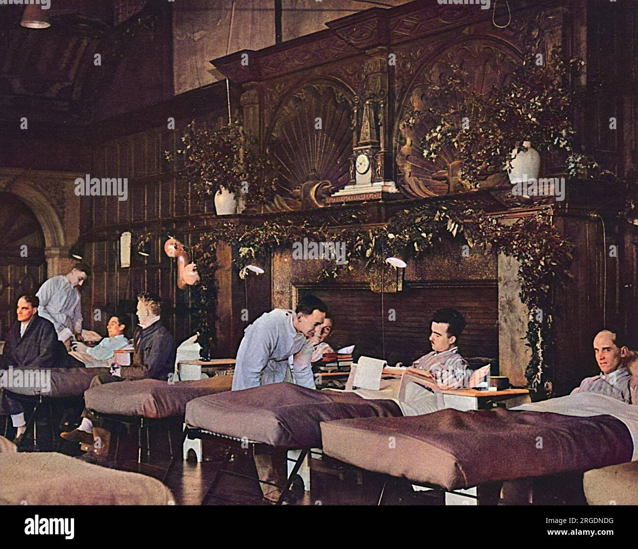 Hatfield House, hogar ancestral de los Cecils, como hospital militar en la Segunda Guerra Mundial. El cuarto marqués de Salisbury ofreció su uso. Una vista en el Marble Hall, ahora una sala donde los pacientes se encuentran en camas, y son ayudados por los orderlies. Foto de stock