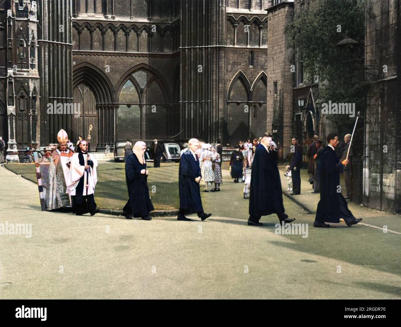 El obispo y los dignatarios cívicos salen de la catedral de Peterborough, Cambridgeshire, Inglaterra, después de un servicio religioso. Foto de stock