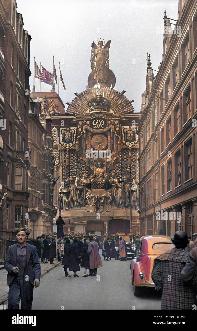 Una estrecha calle londinense con una exhibición que marca la ascensión del rey Jorge VI. Foto de stock