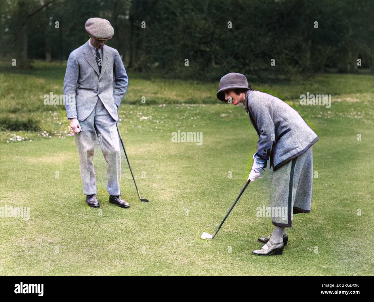 El duque y la duquesa de York (el futuro rey Jorge VI, y la reina Isabel, la reina madre), fotografiaron jugando al golf en su luna de miel en 1923. Foto de stock