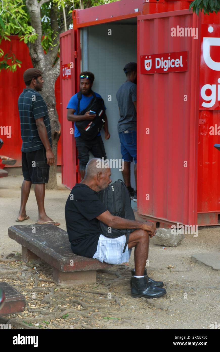 Hombres haciendo cola en un Digicel Outlet, Port Vila, Vanuatu. Foto de stock