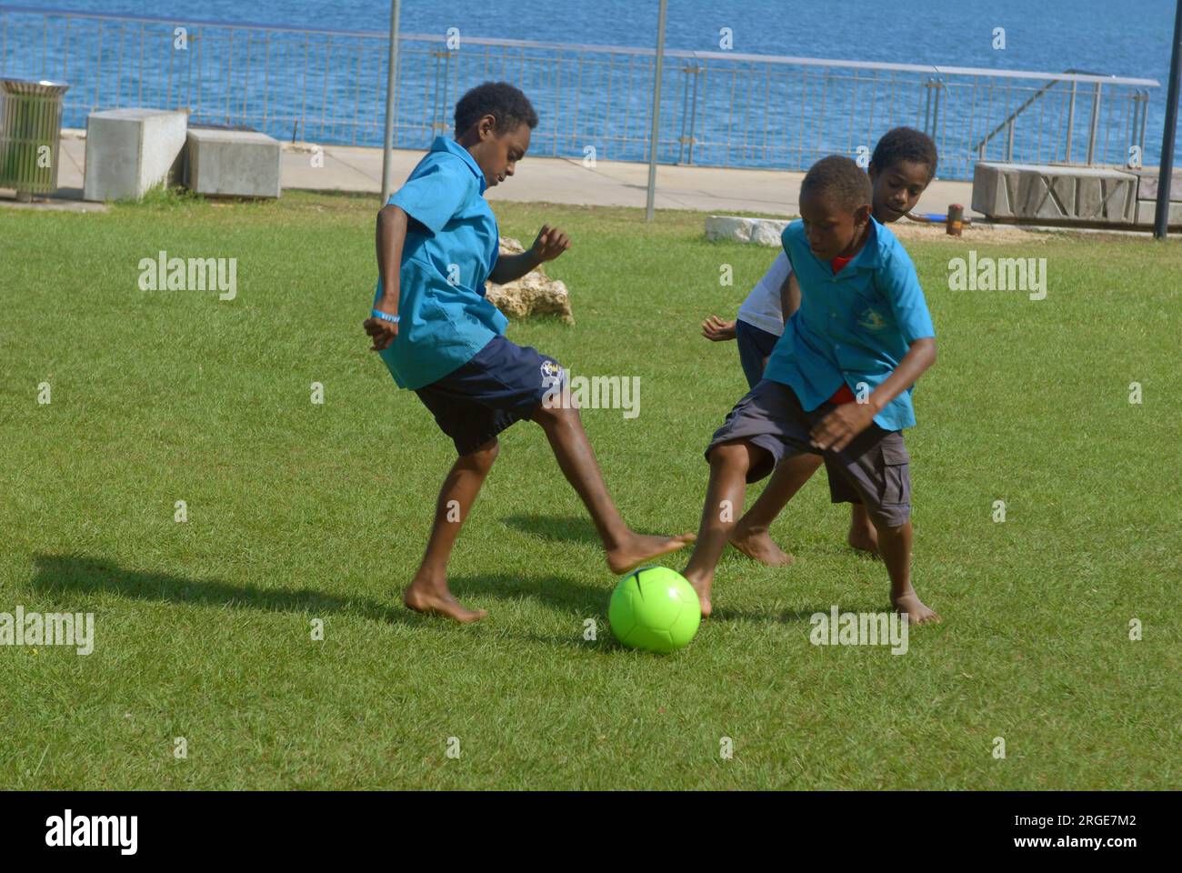 Muchachos jóvenes jugando al fútbol en el parque, Port Vila, Vanuatu. Foto de stock
