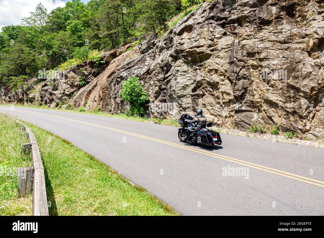Asheville Carolina del Norte, las montañas de los Apalaches, Blue Ridge Parkway, mirador del valle de Haw Creek, vehículo de carretera acantilado rocoso tallado motocicleta Foto de stock