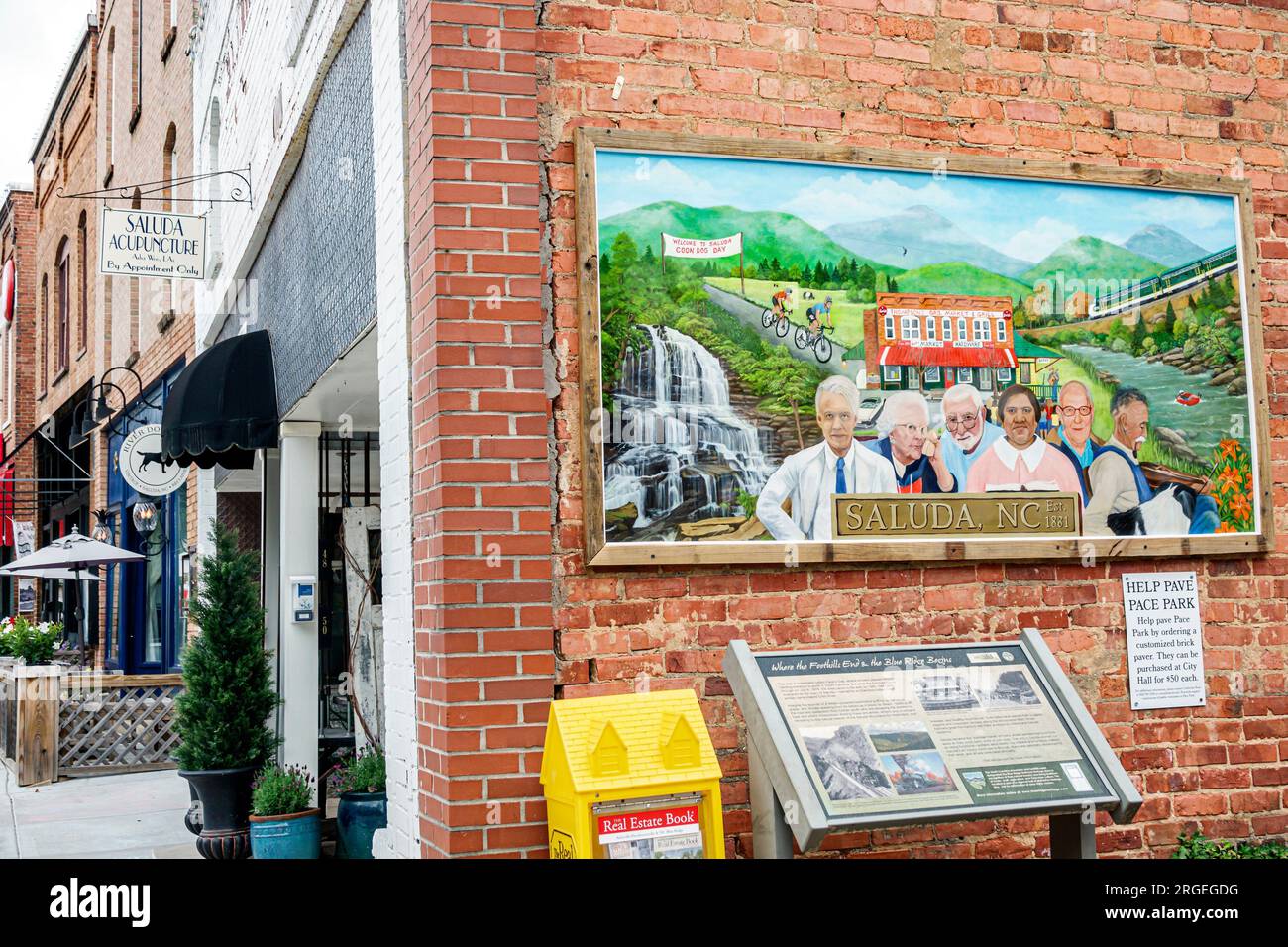 Saluda Carolina del Norte, mural de pared de arte de historia local, exterior, entrada frontal del edificio, tienda de negocios mercado mercantil, venta Foto de stock