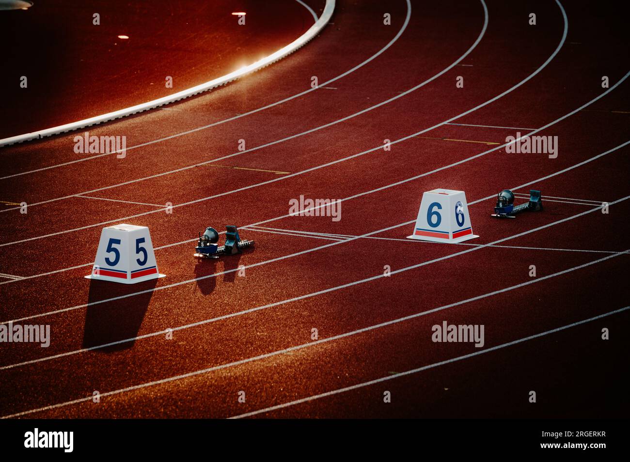 Números de salida en la pista de atletismo. Carrera profesional de Sprint. Foto colorida para Mundos en Budapest y Juegos en París Foto de stock
