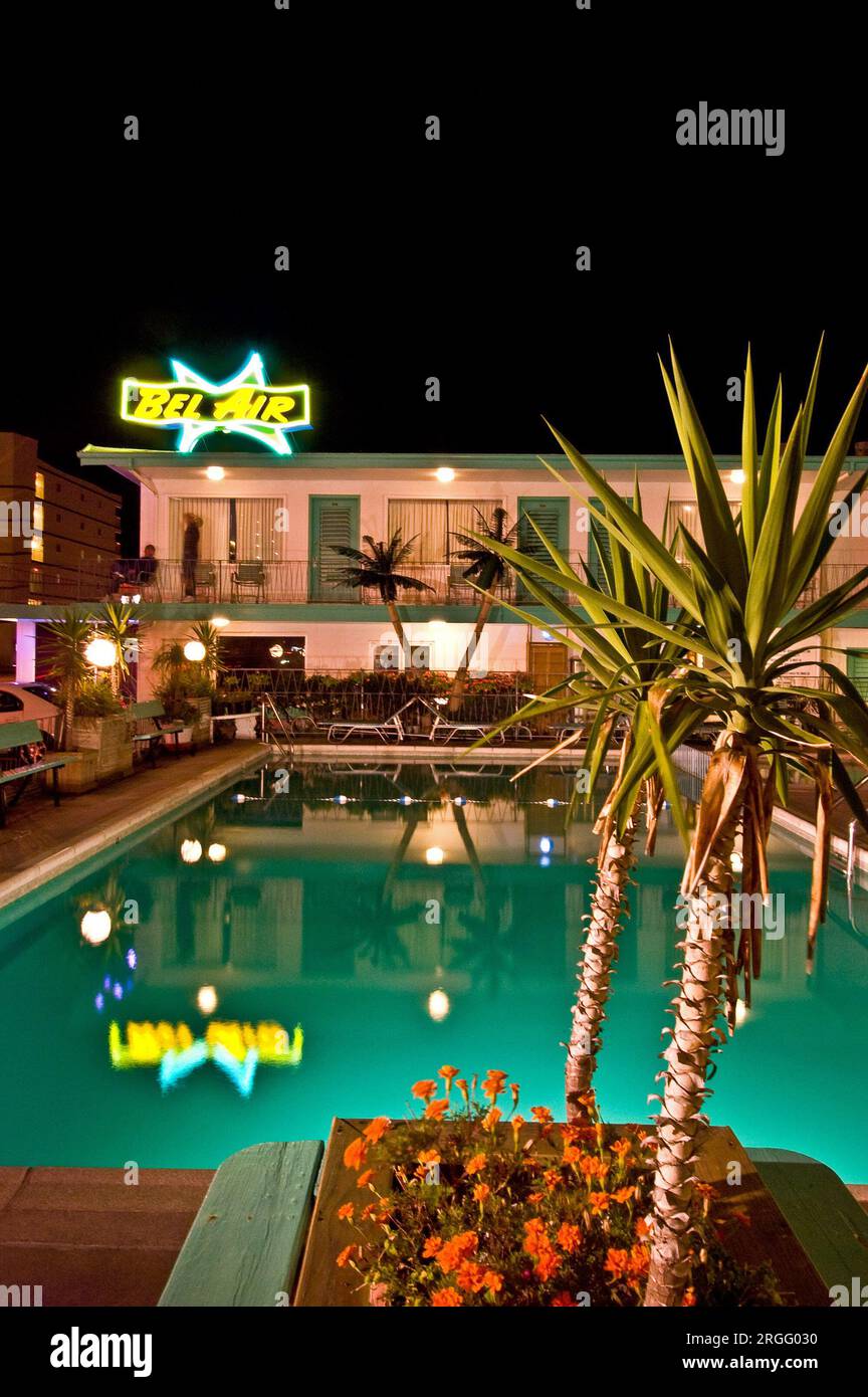 Piscina nocturna de bel aire fotografías e imágenes de alta resolución