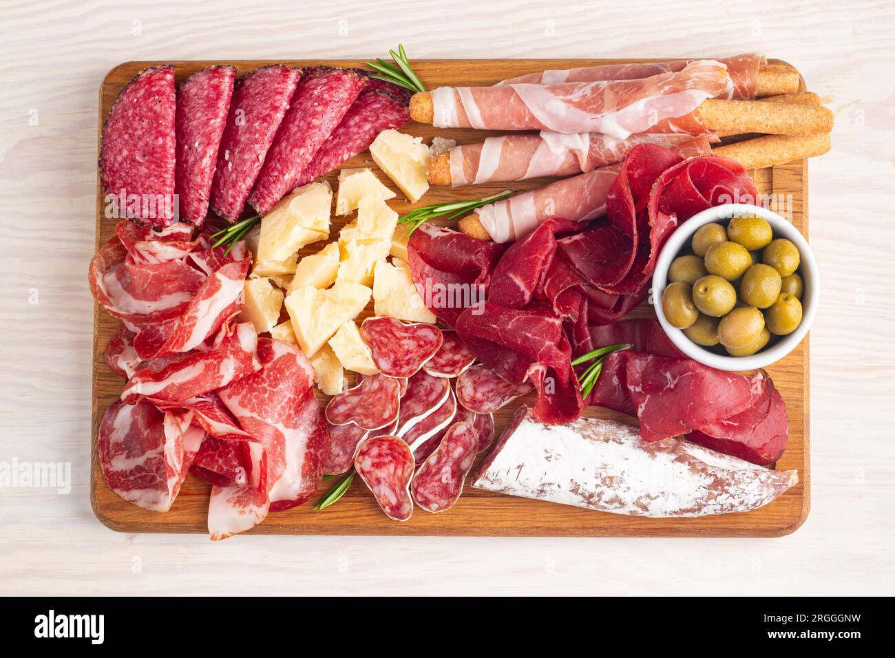 Tabla de quesos, tabla de quesos, carne y tabla. Verduras y frutas con queso  y chocolate, prosciutto y salami con pan. Una gran tabla de aperitivos para  Fotografía de stock - Alamy