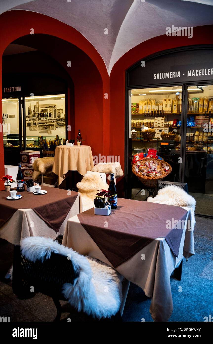 Asientos acogedores y charcutería en Gabbani en Lugano de habla italiana, Suiza. Foto de stock