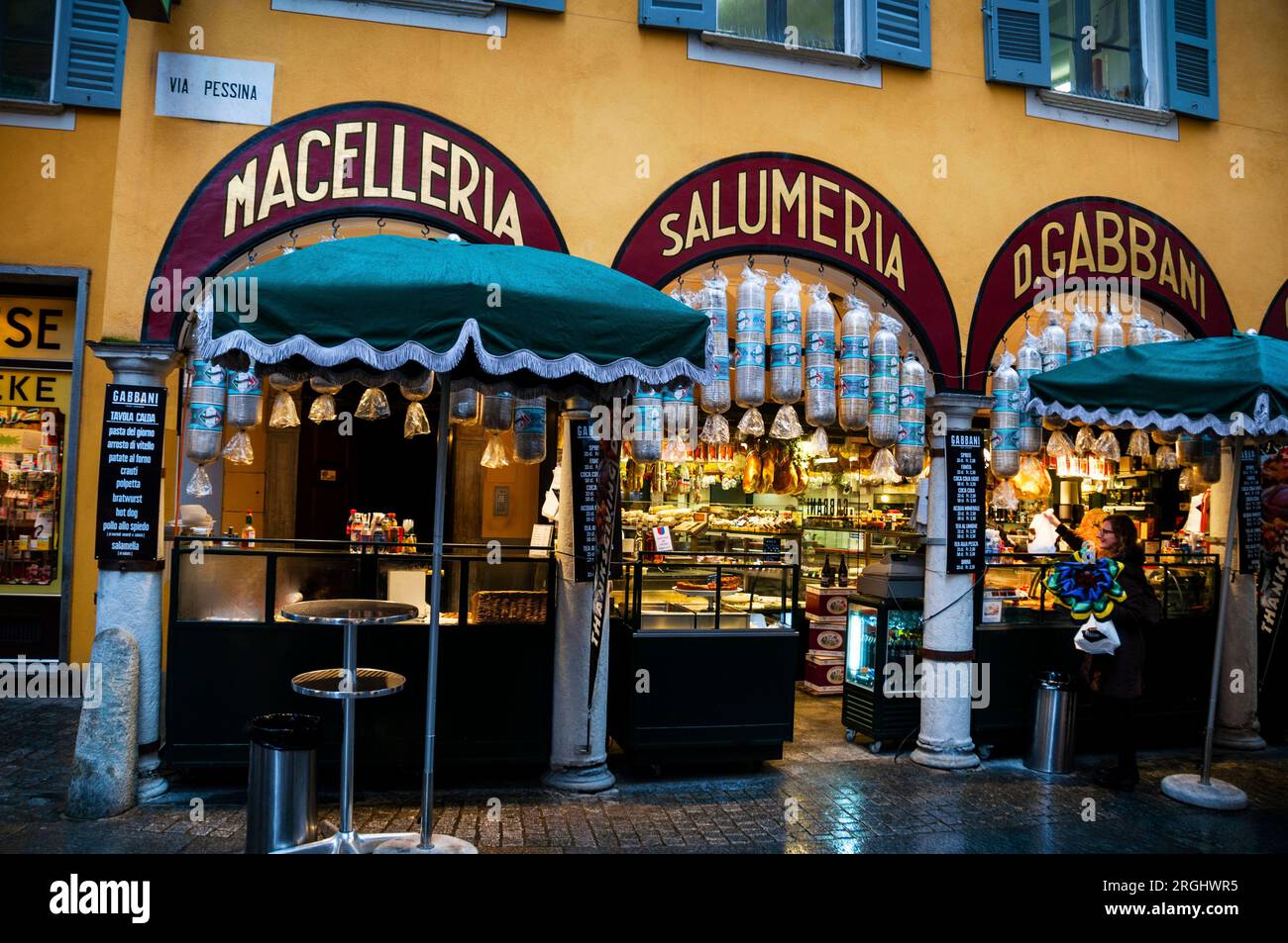 Mercado local Gabbani en Piazza Cioccaro en Lugano de habla italiana, Suiza. Foto de stock