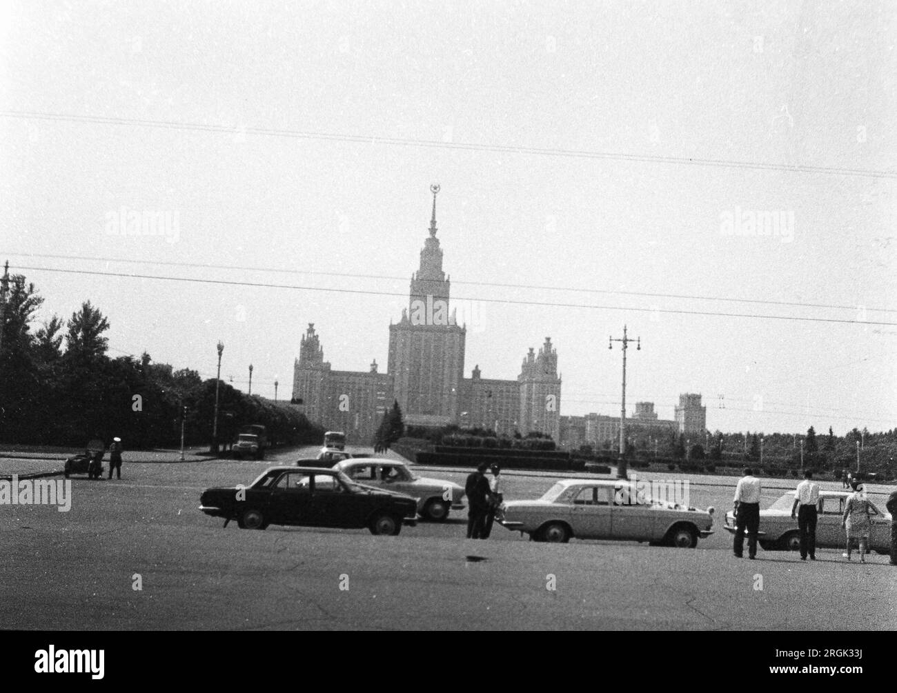 Vista de la Universidad Estatal de Moscú Lomonosov en los años setenta, capturada con la cámara Olympus Pen Foto de stock
