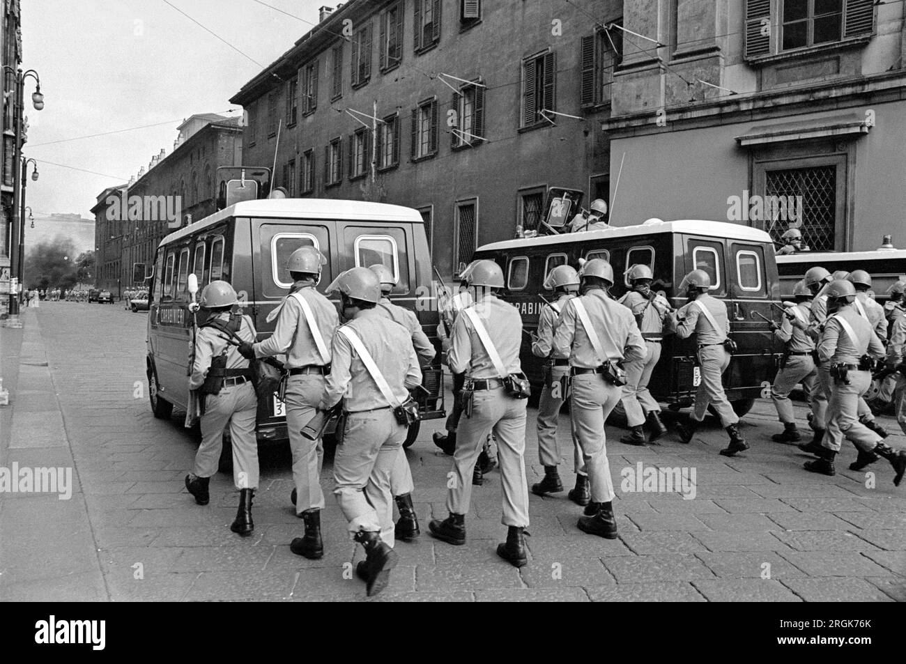 Disturbios entre jóvenes de grupos izquierdistas y la policía después