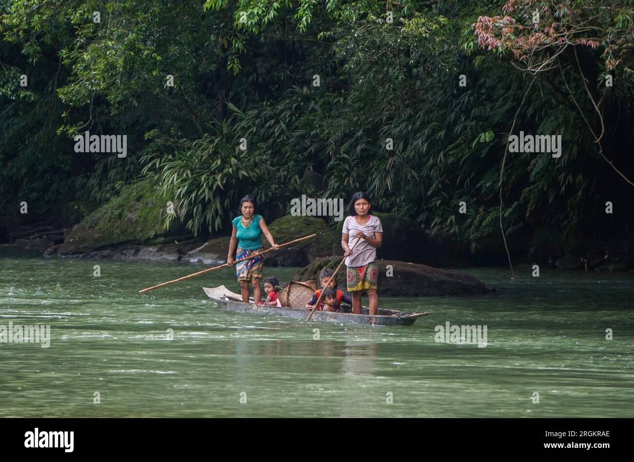 Una familia indígena navega en una lancha en el destino turístico de Quibdo, Tutunendo en Chocó, Colombia Foto de stock