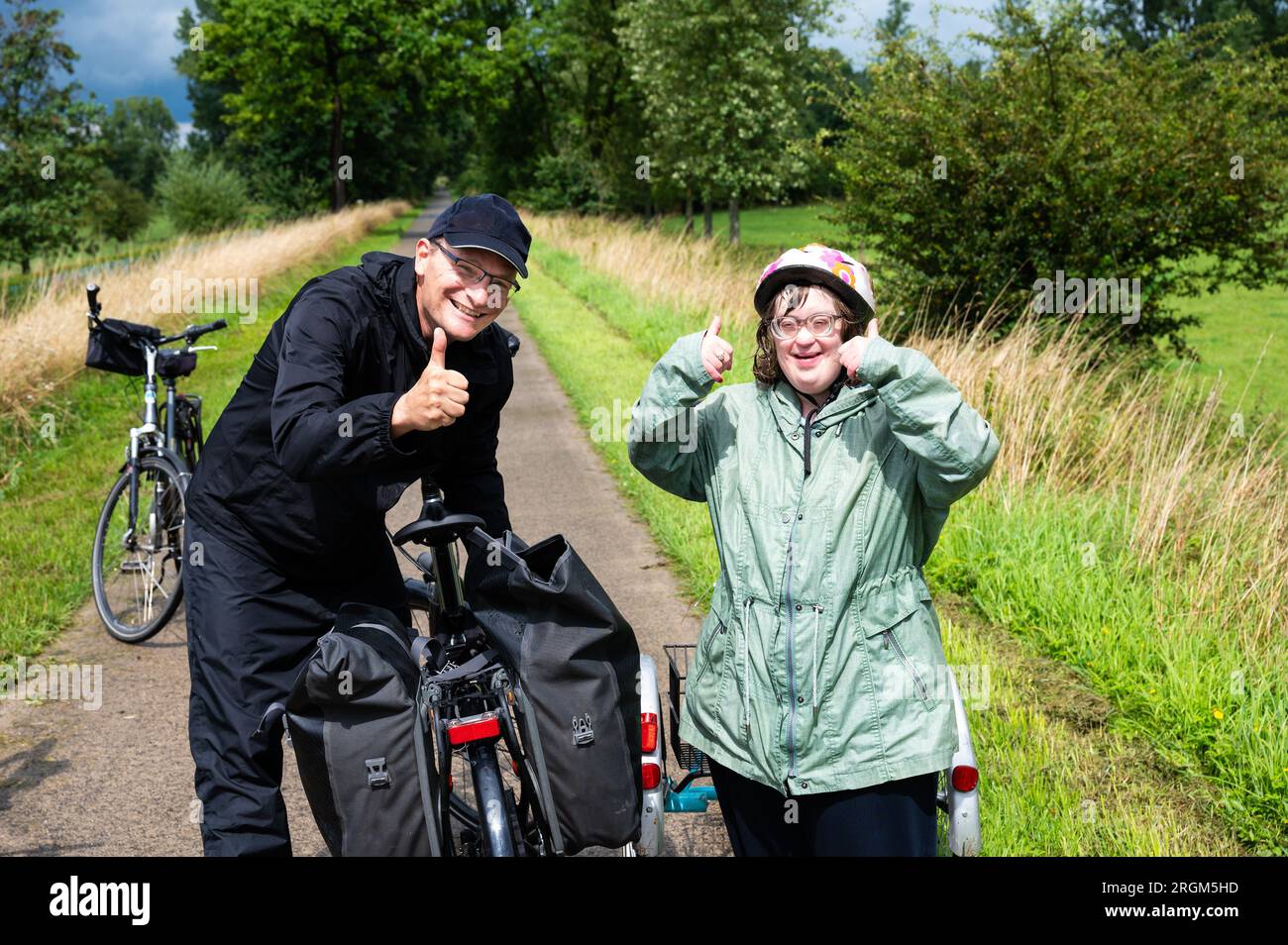 Retrato del síndrome de Down hombre adulto con bicicleta al aire libre en  la calle.: fotografía de stock © halfpoint #425594744