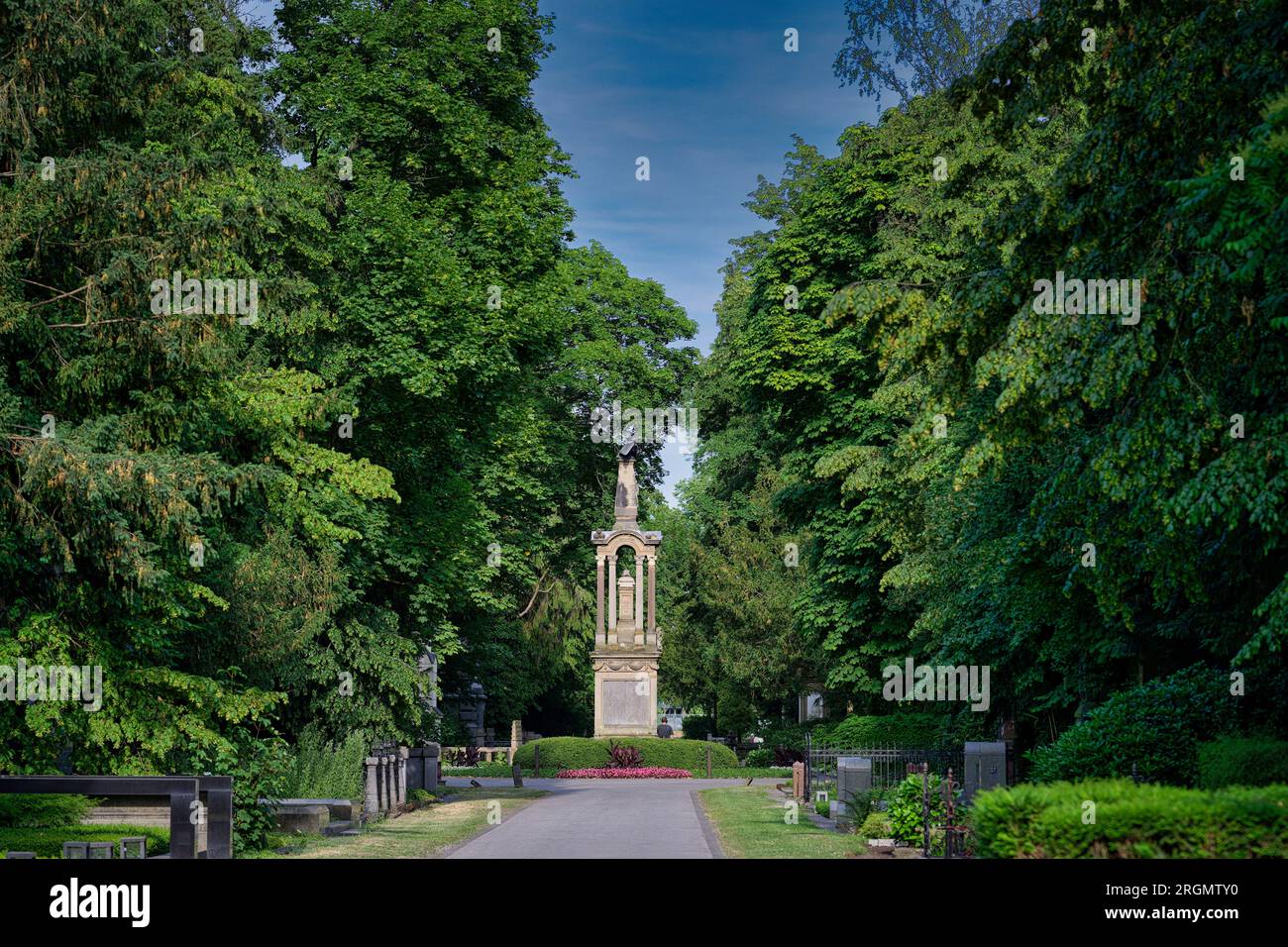 el camino principal del cementerio de melaten en colonia con la columna central de águila en verano Foto de stock