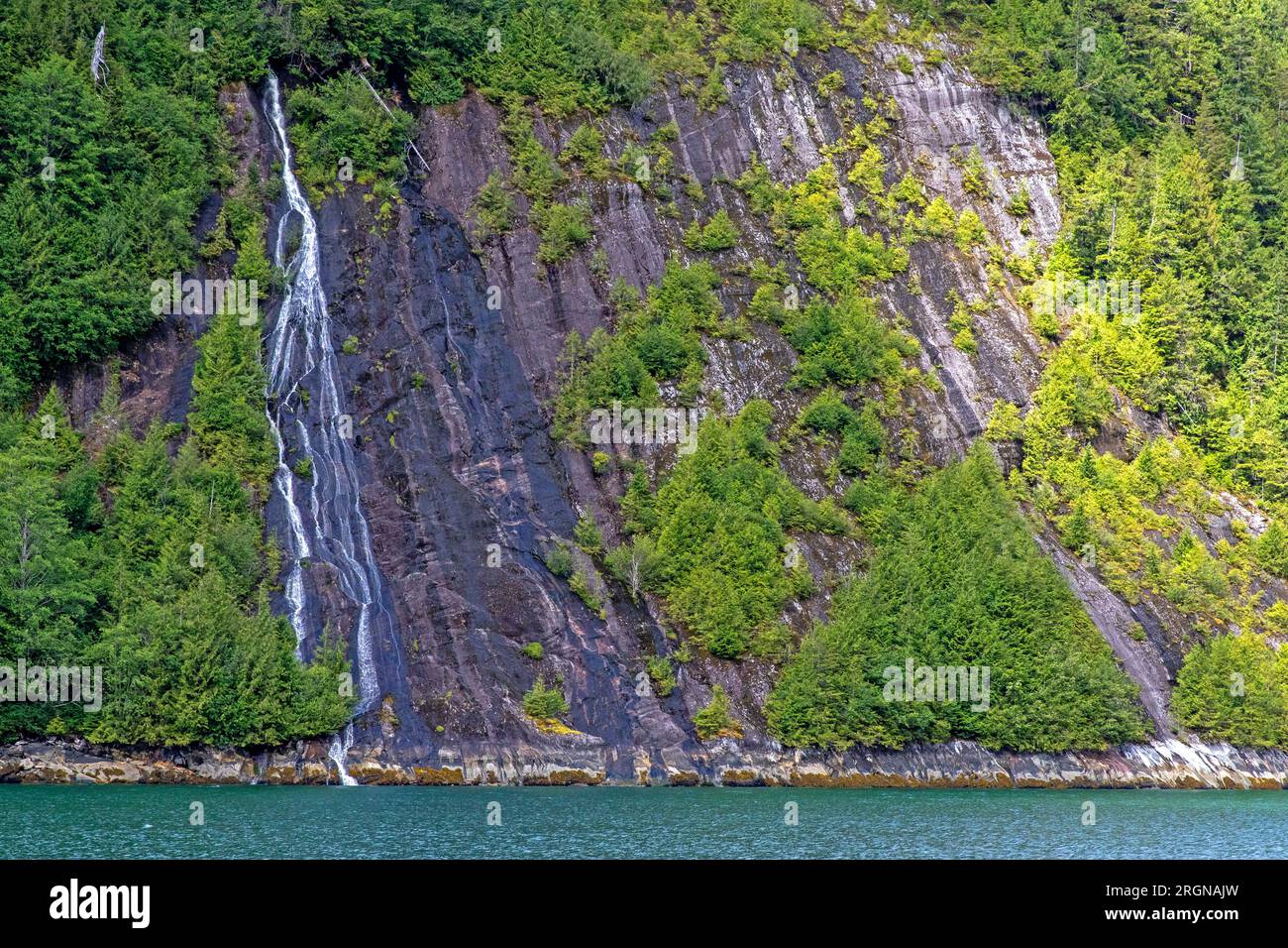 Cascada en Misty Fjords National Monument Foto de stock