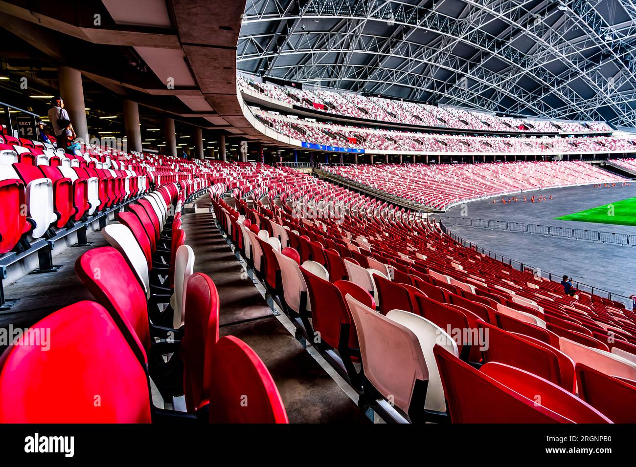 Vista interior de Singapur Sport Hub, Estadio Nacional. Foto de stock