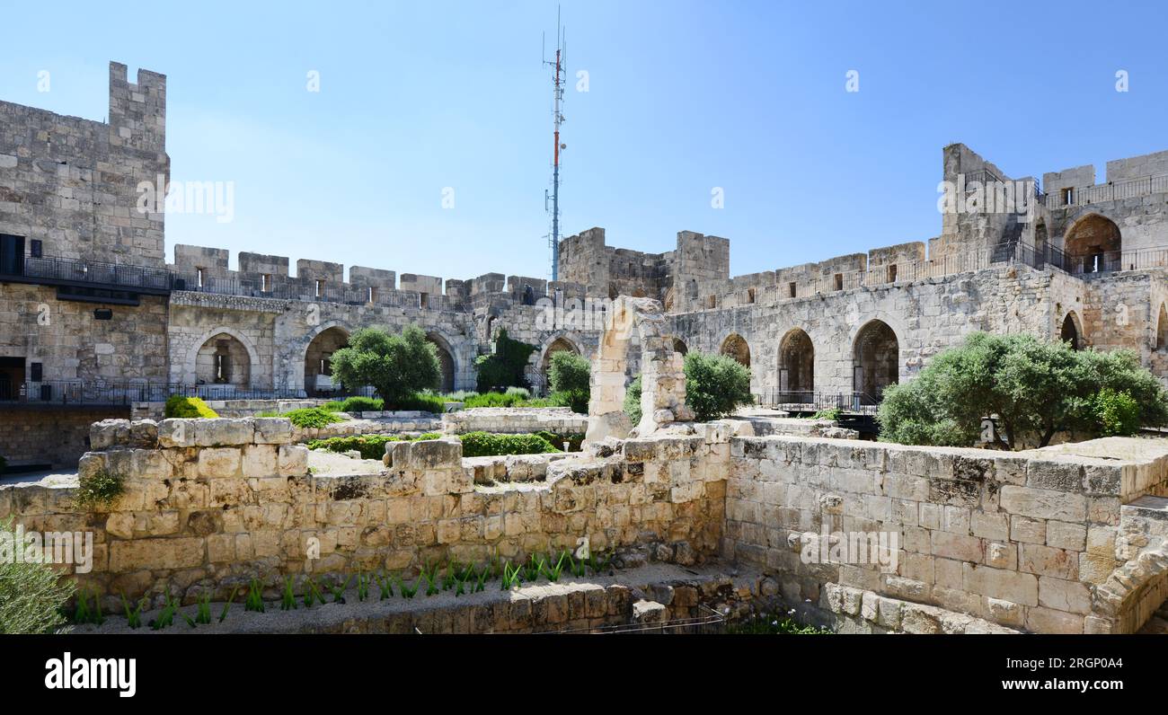 Una vista del terreno interior de la Ciudadela con las excavaciones arqueológicas. Museo de la Torre de David, Ciudad Vieja de Jerusalén, Israel. Foto de stock