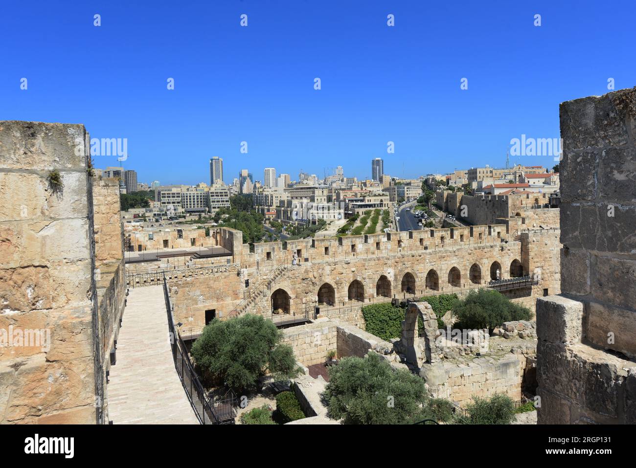 Una vista del terreno interior de la Ciudadela con las excavaciones arqueológicas. Museo de la Torre de David, Ciudad Vieja de Jerusalén, Israel. Foto de stock