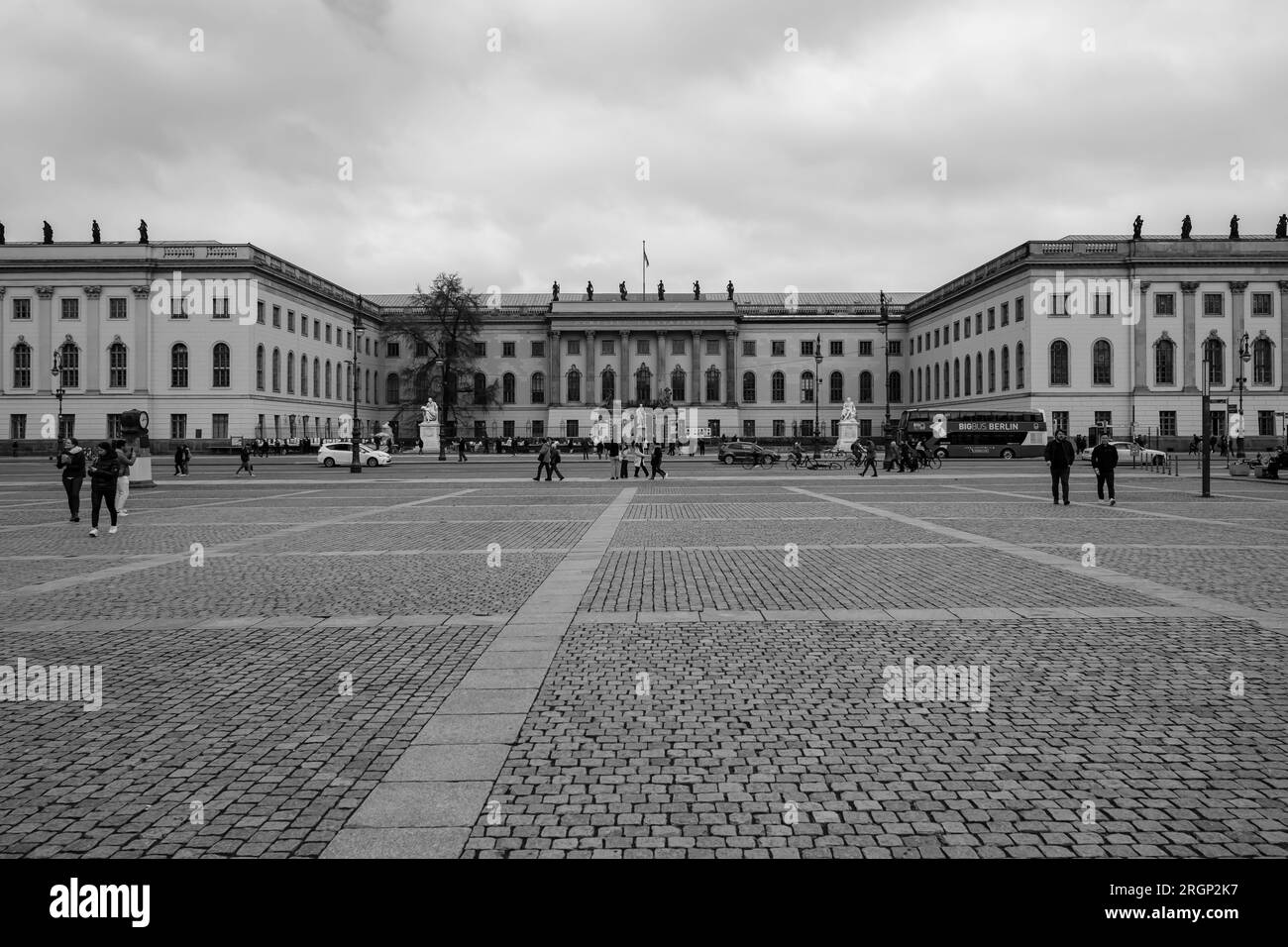 Berlín, Alemania - 19 de abril de 2023: Vista panorámica de la Facultad de Derecho de la Universidad de Humboldt en Berlín, Alemania en blanco y negro Foto de stock