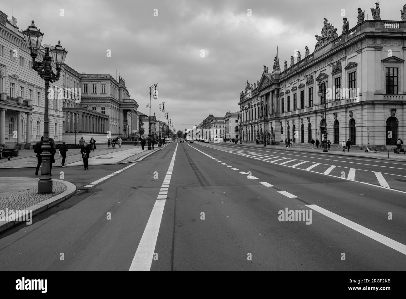 Berlín, Alemania - 19 de abril de 2023: Vista panorámica de una avenida con universidades y museos en el centro de Berlín, Alemania Foto de stock