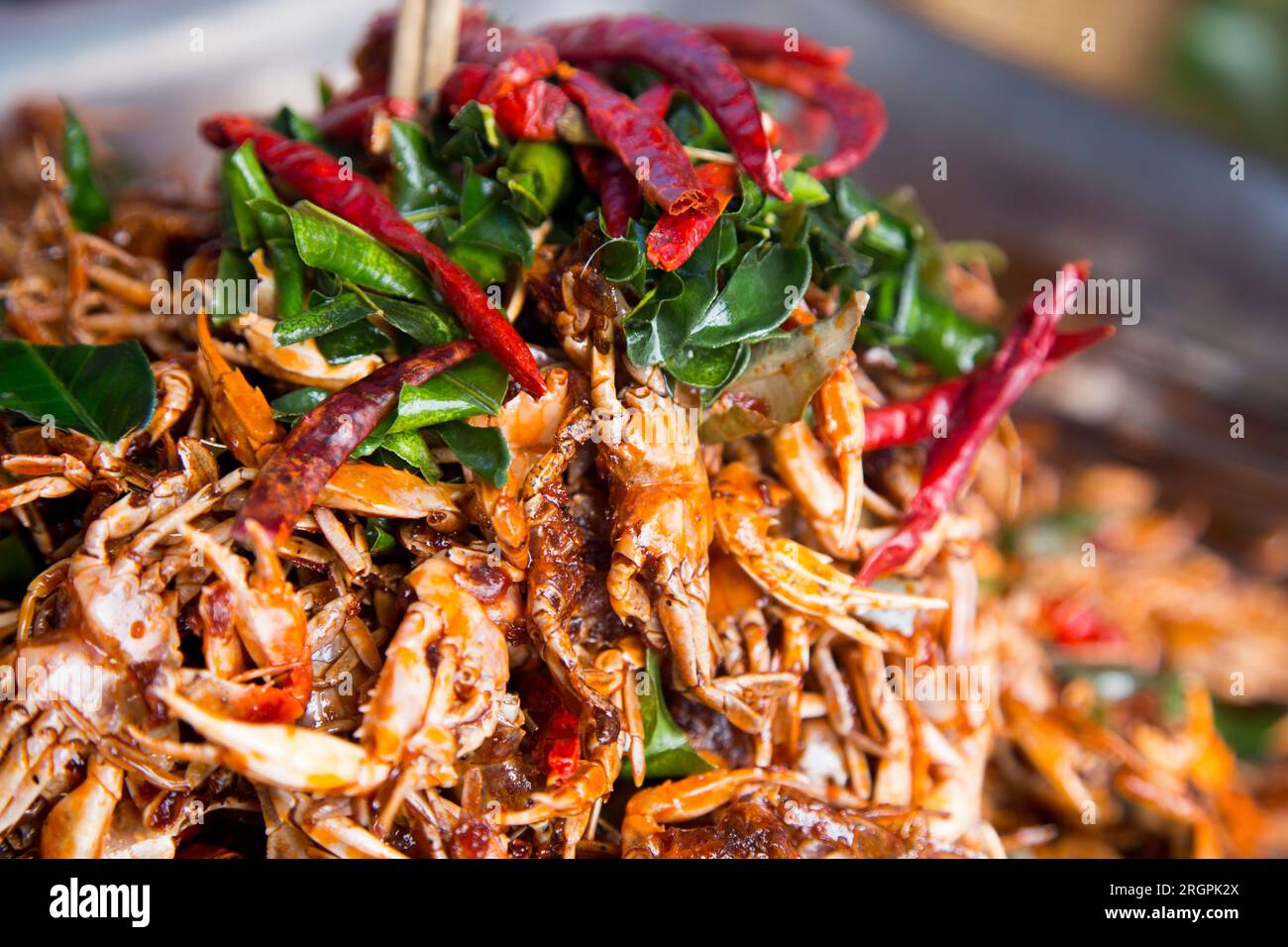 Cangrejo picante en un puesto de comida callejera en la ciudad de Bangkok en Tailandia. Foto de stock