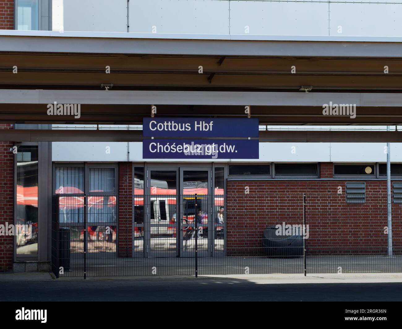 Señal de ubicación de la estación principal en la plataforma. Edificio