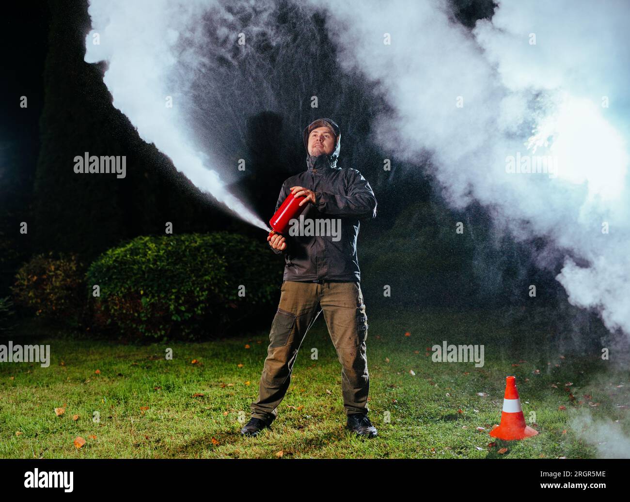 Hombre Que Usa Extintor Para Apagar El Fuego Del Horno Foto de archivo -  Imagen de horno, desastre: 211513940