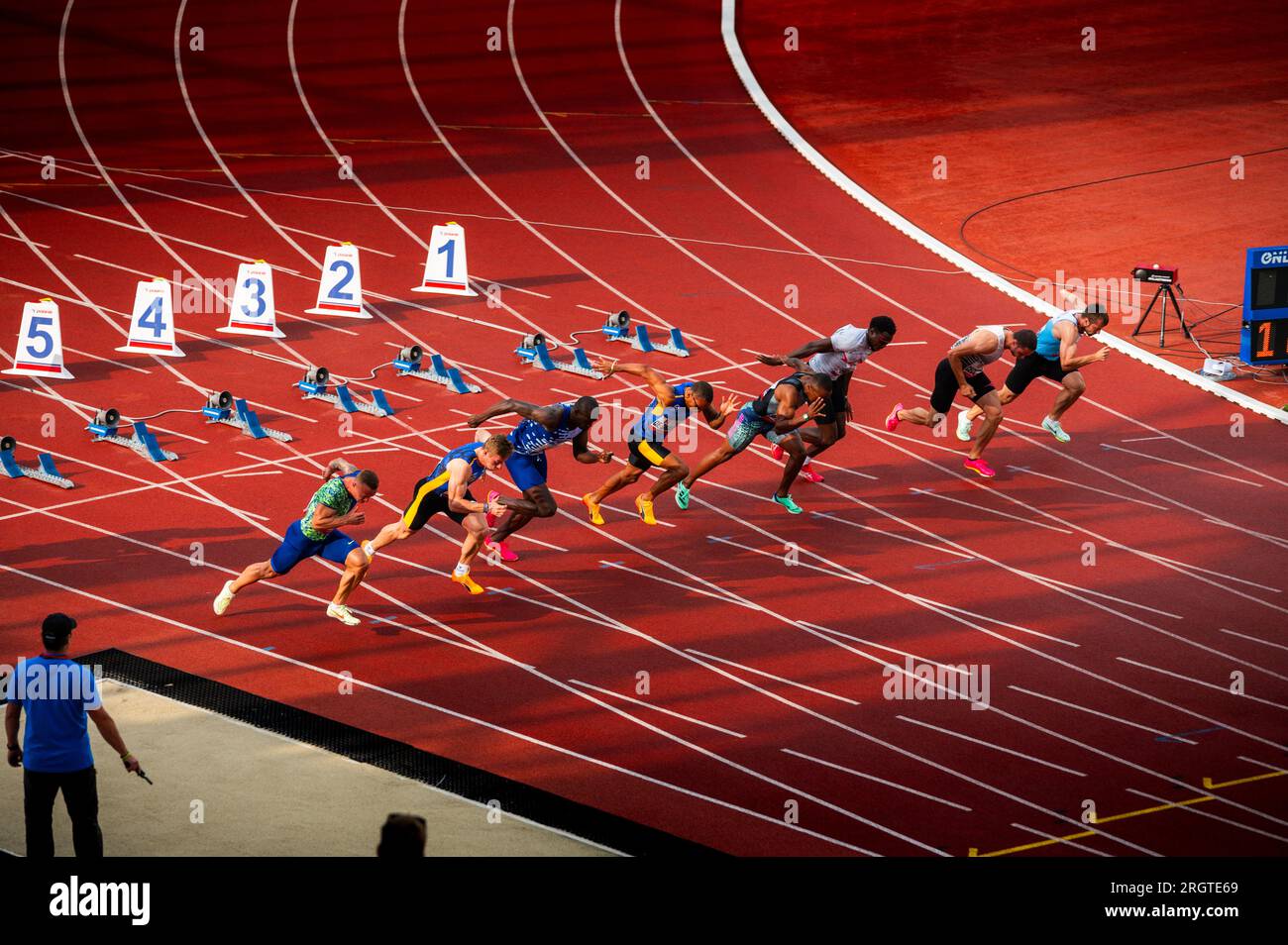 OSTRAVA, CHEQUIA, 27 DE JUNIO de 2023: Momento de inicio de la carrera 100m Sprint Masculina en pista y campo para los Mundos en Budapest y los Juegos olímpicos de Verano en Foto de stock