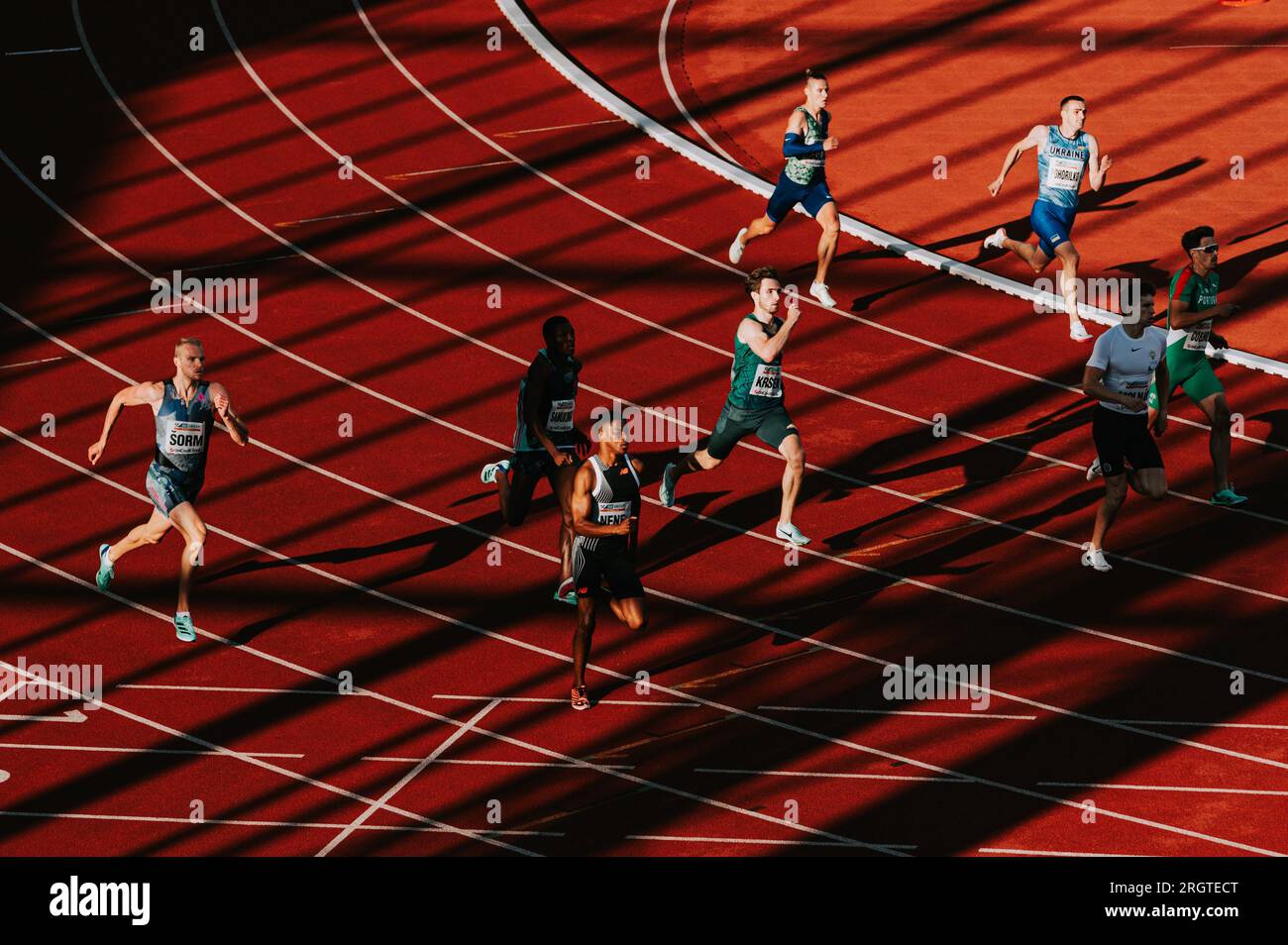 OSTRAVA, CHEQUIA, 27 DE JUNIO de 2023: Dinámica 400m curva de la raza masculina: Juego de luz y sombra en la escena de pista y campo para los mundos en Budapest y Summer olym Foto de stock