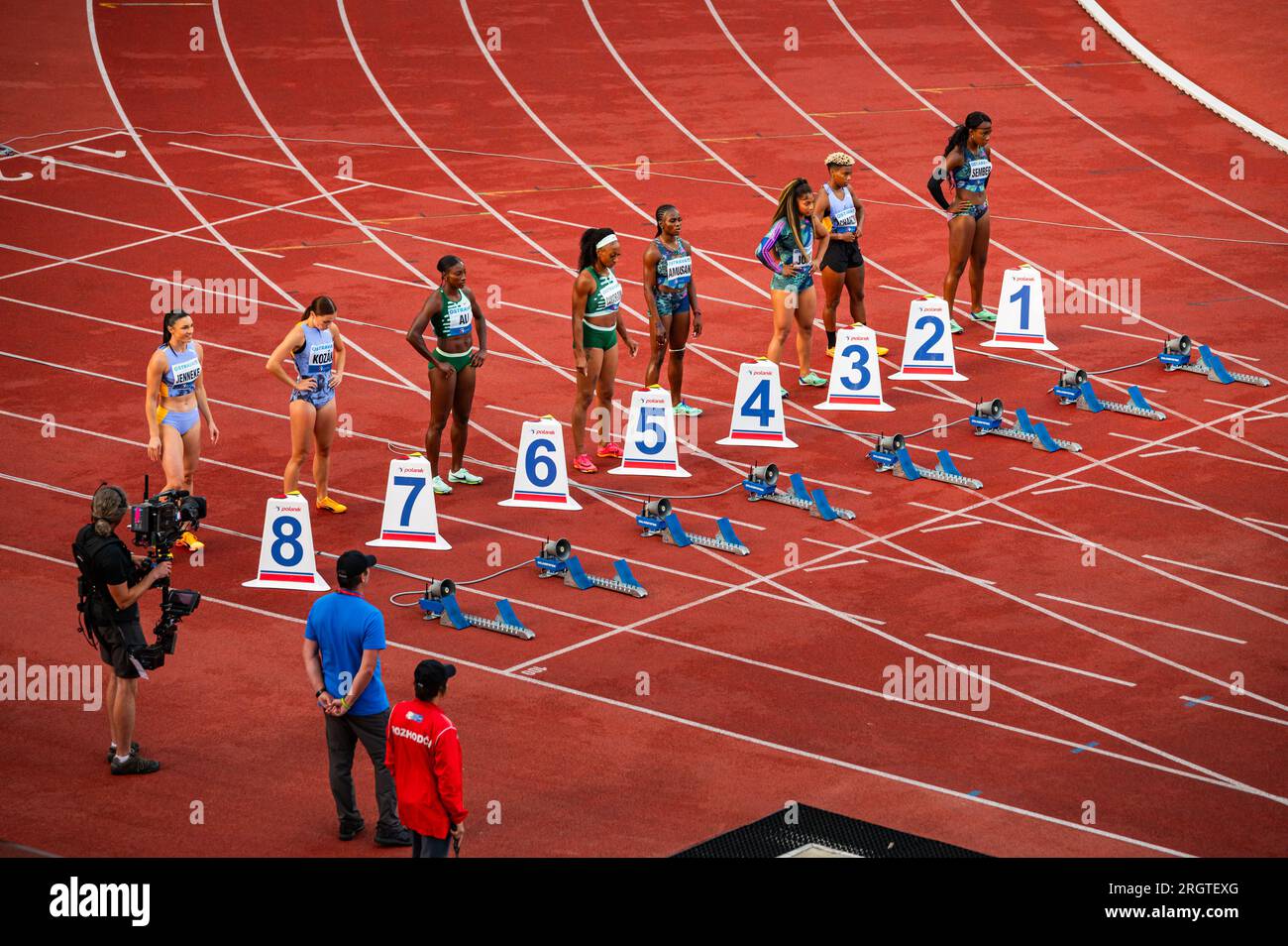 OSTRAVA, CHEQUIA, 27 DE JUNIO de 2023: Las velocistas femeninas se preparan para el comienzo de la carrera de obstáculos 100m en el Campeonato de pista y campo para el Mundial en Budapest y. Foto de stock