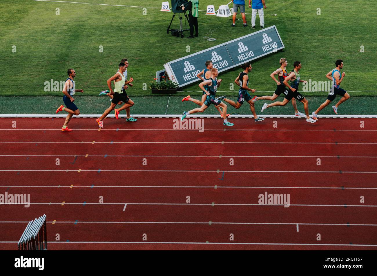 OSTRAVA, CHEQUIA, 27 DE JUNIO de 2023: Los corredores masculinos completan la distancia de 800m km en pista y campo se reúnen para los Mundos en Budapest y los Juegos olímpicos de Verano en París Foto de stock