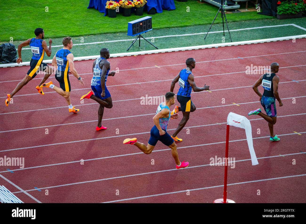 OSTRAVA, CHEQUIA, 27 DE JUNIO de 2023: Acelerando a través de la curva: La carrera masculina 200m se desarrolla en el escenario de atletismo para los Mundos en Budapest y los Juegos Foto de stock