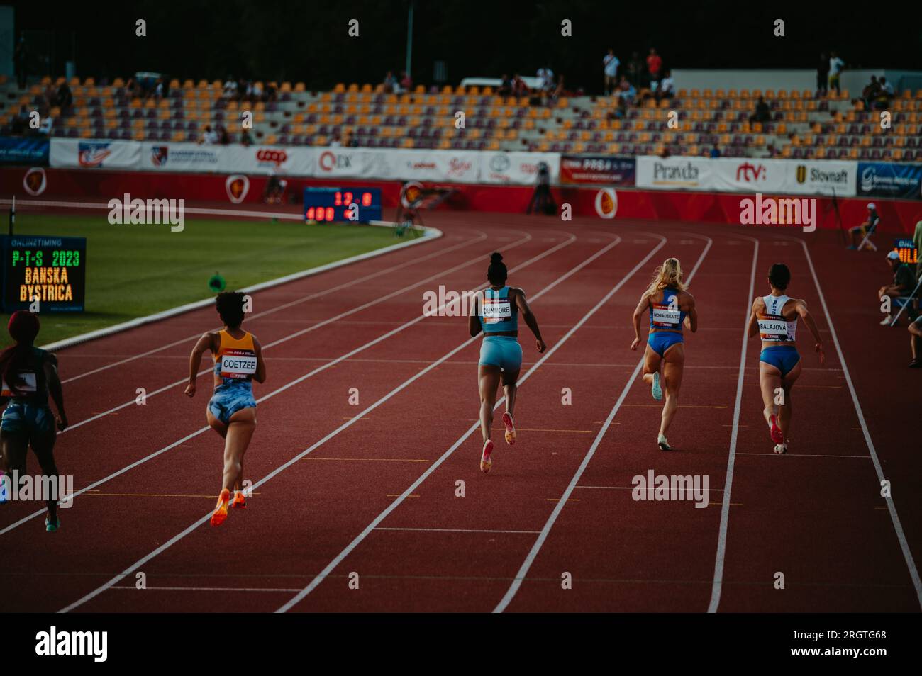 B. BYSTRICA, ESLOVAQUIA, 20 DE JULIO de 2023: Atletas enfocados en acción: Las mujeres participan en el Sprint 400m en el Campeonato Mundial de Pista y Campo en Budap Foto de stock