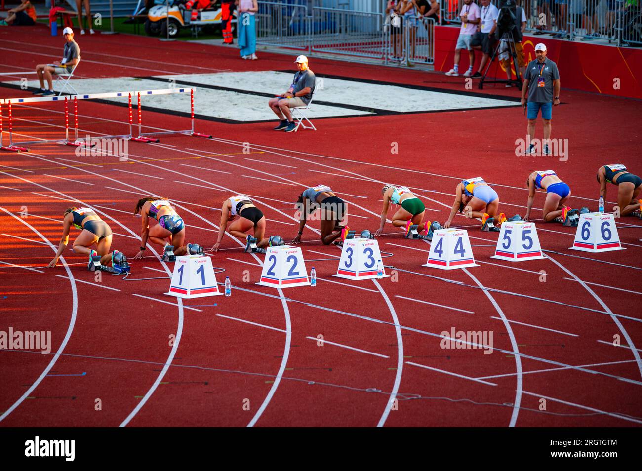 B. BYSTRICA, ESLOVAQUIA, 20 DE JULIO de 2023: Las velocistas femeninas comienzan la carrera 100m desde la línea de salida: Escena de la competición de atletismo para los mundos en Buda Foto de stock