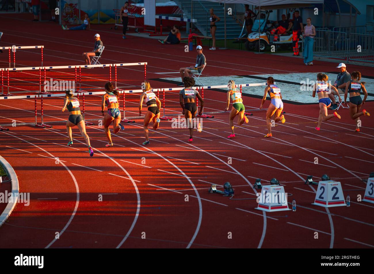B. BYSTRICA, ESLOVAQUIA, 20 DE JULIO de 2023: Las velocistas femeninas participan en la carrera de obstáculos 100m: Los atletas compiten en el circuito de atletismo por el Mundial en Budapes Foto de stock