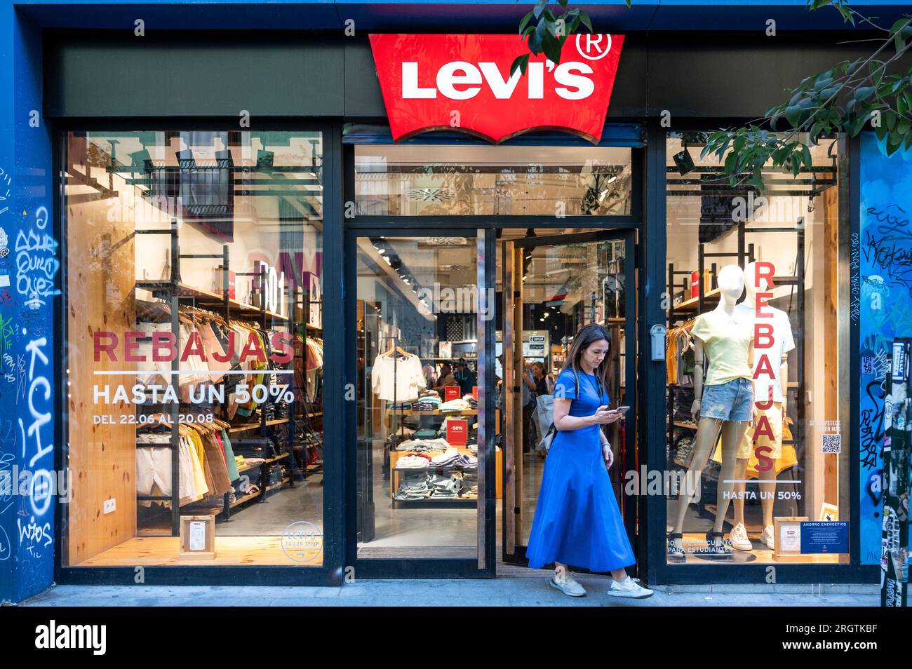 Un comprador deja la marca de la firma americana de ropa, la tienda Levi's ( Levis) y el logotipo en España Fotografía de stock - Alamy
