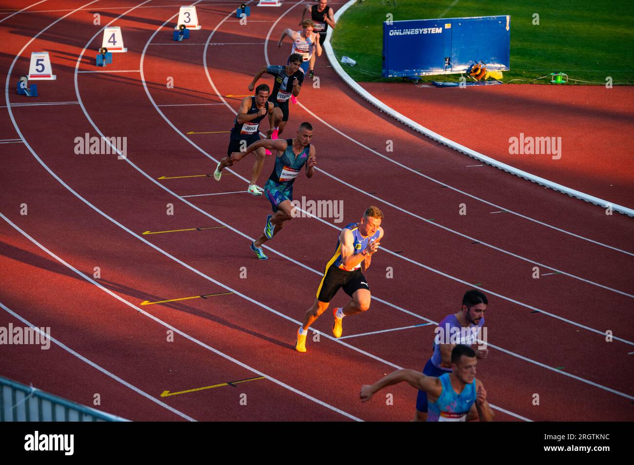 B. BYSTRICA, ESLOVAQUIA, 20 DE JULIO de 2023: Velocistas masculinos en acción: Compitiendo durante la carrera de 200m en el evento de atletismo para los Mundos en Budapest y Sum Foto de stock