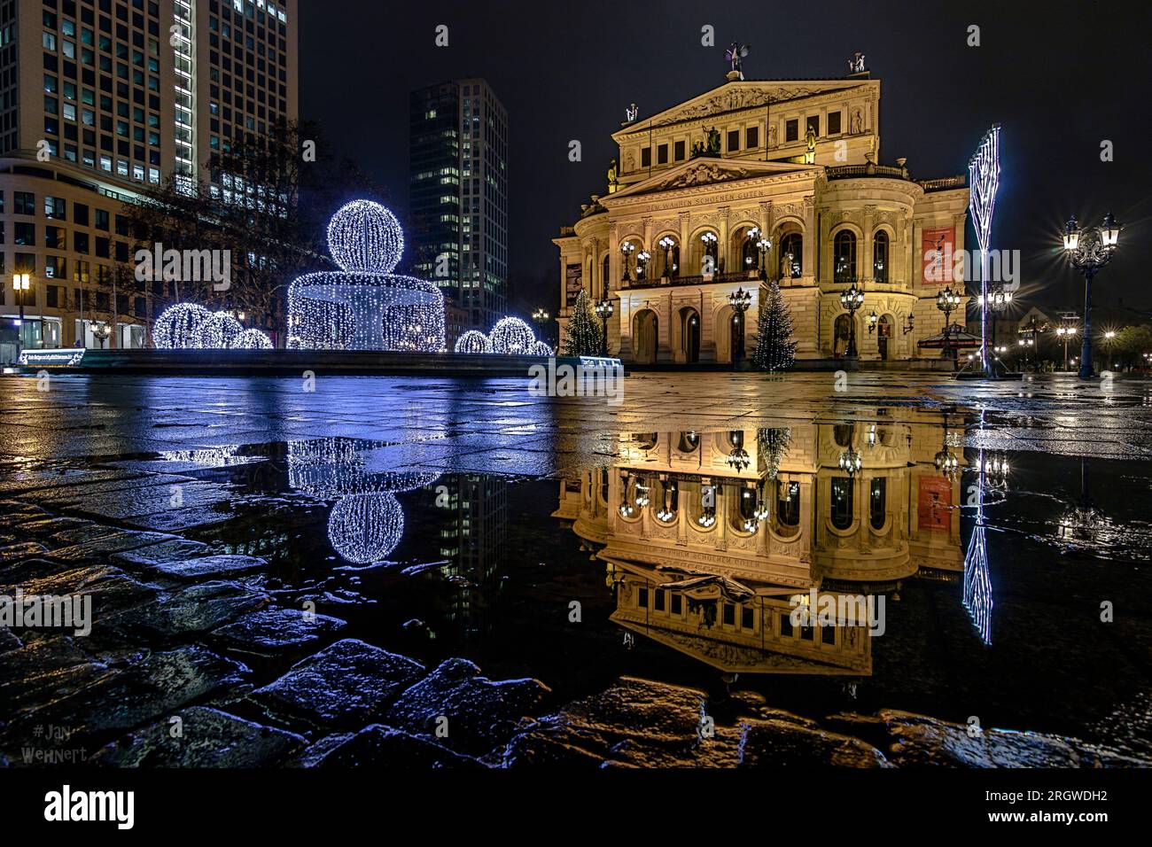 El Alte Oper en Frankfurt, hermoso teatro de ópera en Alemania en el centro de la ciudad por la noche e iluminado Foto de stock