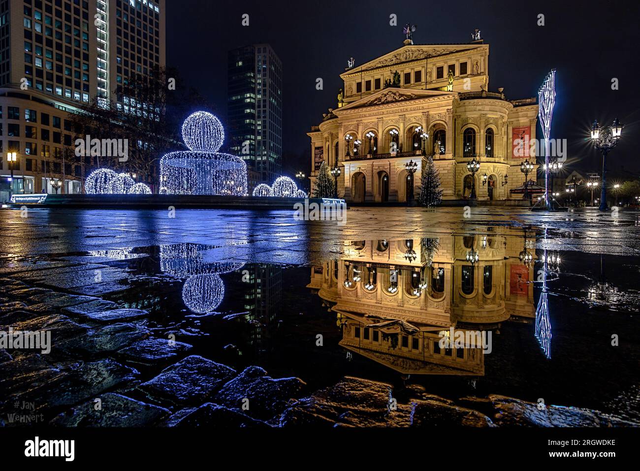 El Alte Oper en Frankfurt, hermoso teatro de ópera en Alemania en el centro de la ciudad por la noche e iluminado Foto de stock