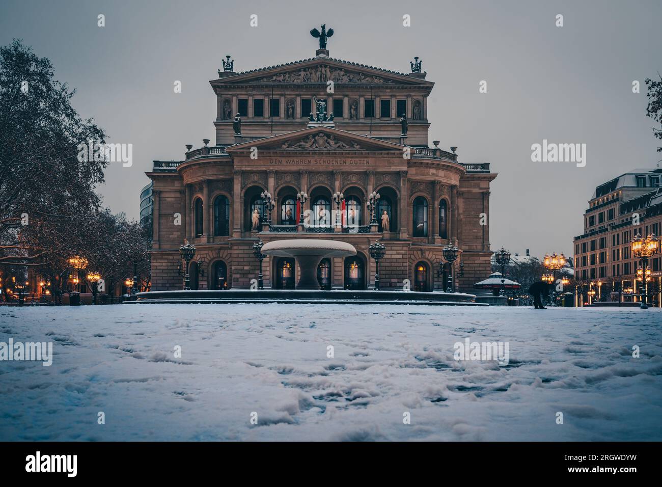 El Alte Oper en Frankfurt, hermoso teatro de ópera en Alemania en el centro de la ciudad por la noche e iluminado Foto de stock