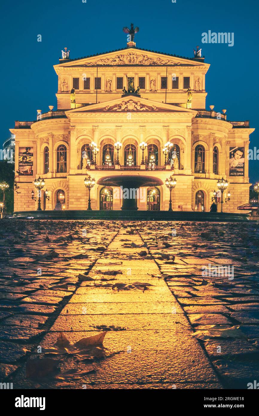 El Alte Oper en Frankfurt, hermoso teatro de ópera en Alemania en el centro de la ciudad por la noche e iluminado Foto de stock