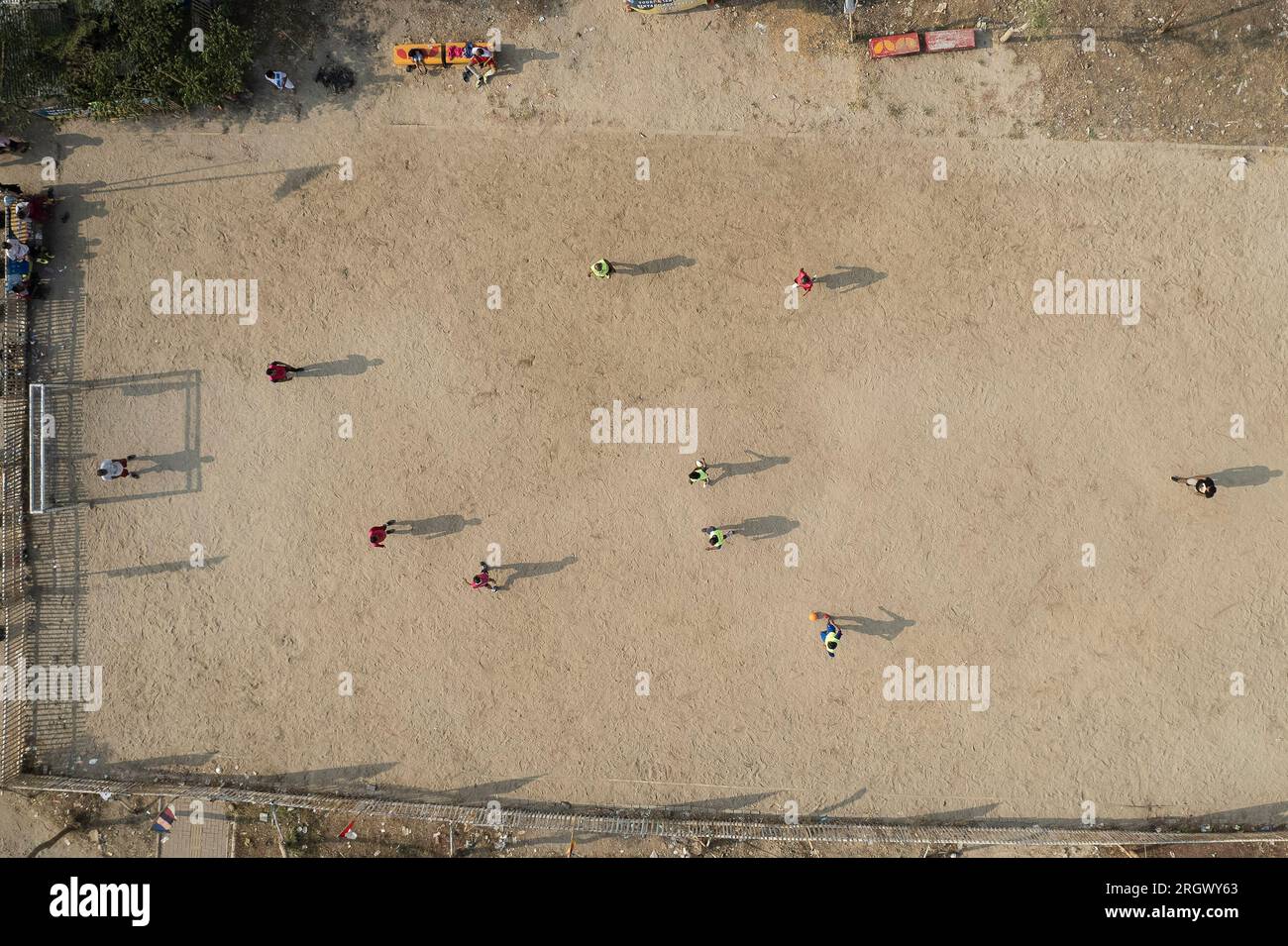 Yakarta. 12 de agosto de 2023. Esta foto aérea tomada el 12 de agosto de 2023 muestra a residentes jugando al fútbol en un parque en Cilincing de North Jakarta, Indonesia. Cilincing en el norte de Yakarta es uno de los pueblos pesqueros en Yakarta. Crédito: Veri Sanovri/Xinhua/Alamy Live News Foto de stock